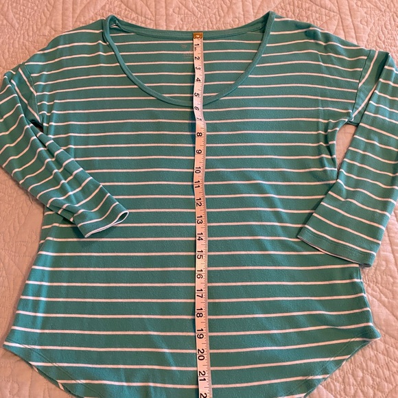 Set of 2 super comfy Gap tops - Picture 8 of 8